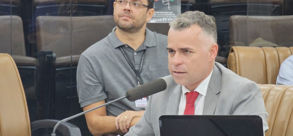 Luís Flávio questiona prefeito sobre pagamentos irregulares de horas extras a servidores comissionados