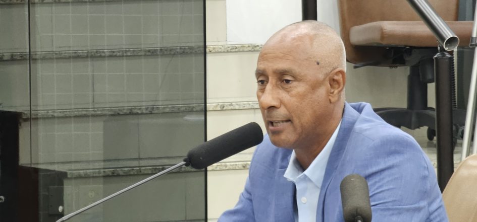 Paulinho dos Condutores pede limpeza em campo de futebol no Veraneio Irajá