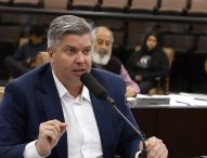 Dr. Rodrigo Salomon questiona Izaias sobre aumento do valor da taxa de lixo