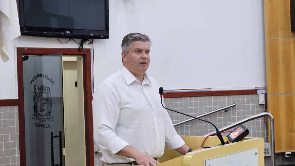 Dr. Rodrigo questiona prefeito sobre falta de vacina contra a dengue à população