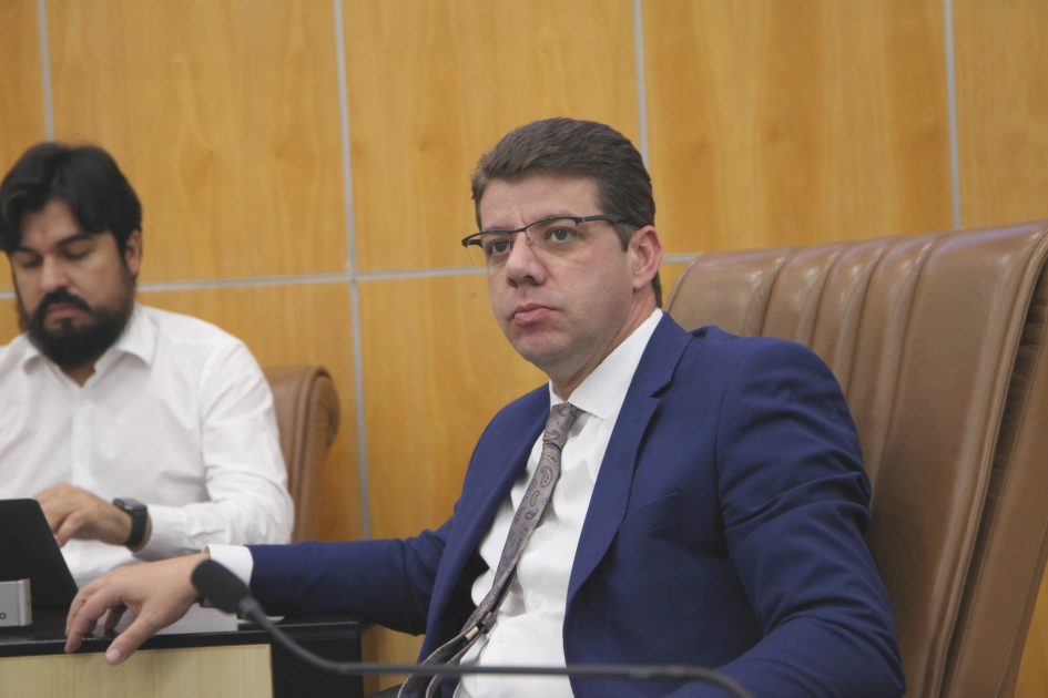 Abner questiona prefeito sobre afundamento de solo em imóvel na Estrada Mato Dentro