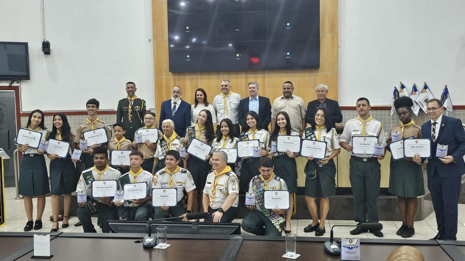 Desbravadores Luzeiros do Vale realizam homenagem na Câmara Municipal