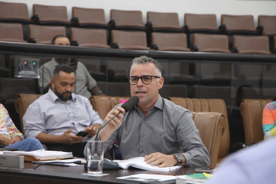 Luís Flávio indica serviços de manutenção em vias públicas do Centro