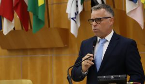 Luís Flávio questiona prefeito sobre obras de pavimentação e drenagem no Veraneio Ijal e Irajá