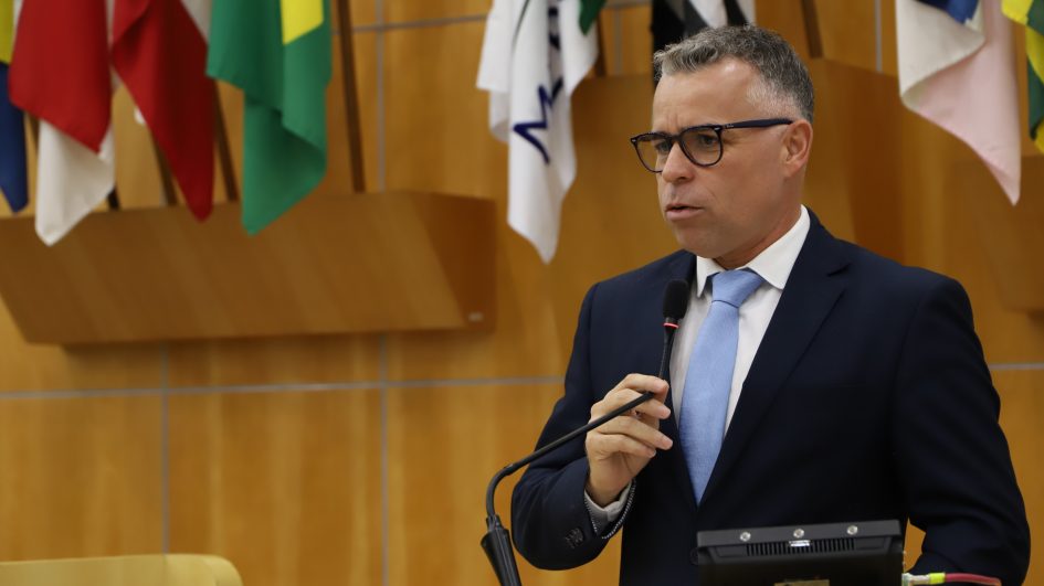 Luís Flávio questiona prefeito sobre obras de pavimentação e drenagem no Veraneio Ijal e Irajá