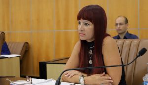 Sônia questiona prefeito sobre liberação de emendas para compra de ração