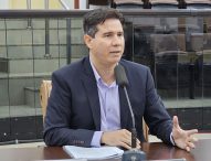 Hernani questiona prefeito sobre atraso na entrega de material escolar