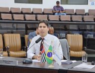Hernani questiona prefeito sobre atraso na entrega de uniformes para alunos da rede pública municipal