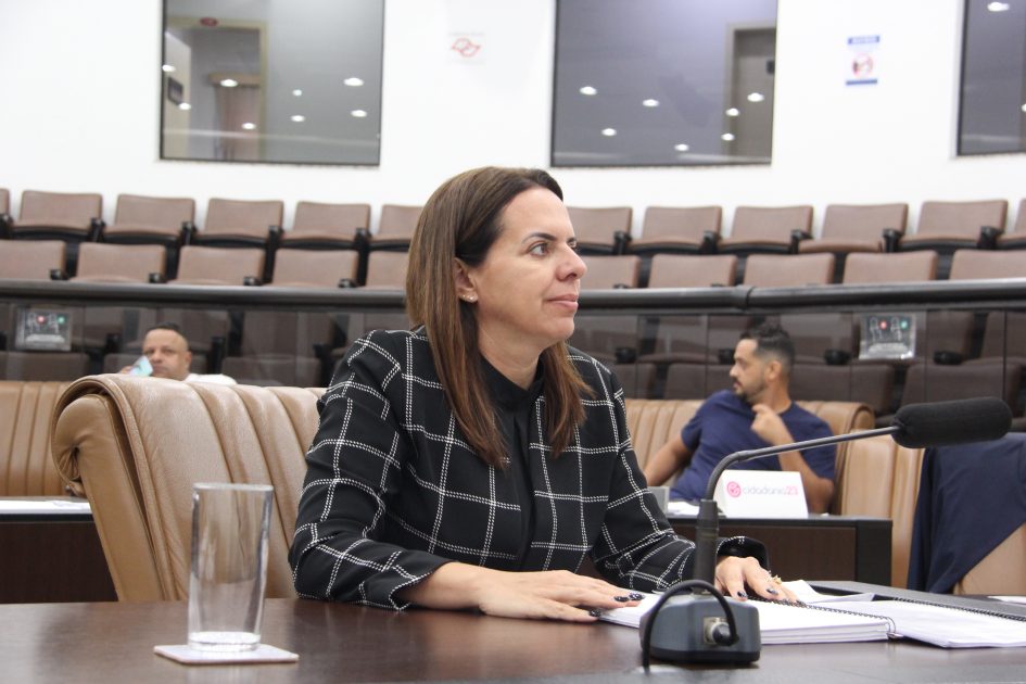 Juliana da Fênix pede troca de poste de madeira à EDP no Rio Comprido