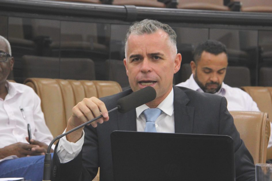 Luís Flávio questiona prefeito sobre fornecimento de EPI para agentes da Prefeitura
