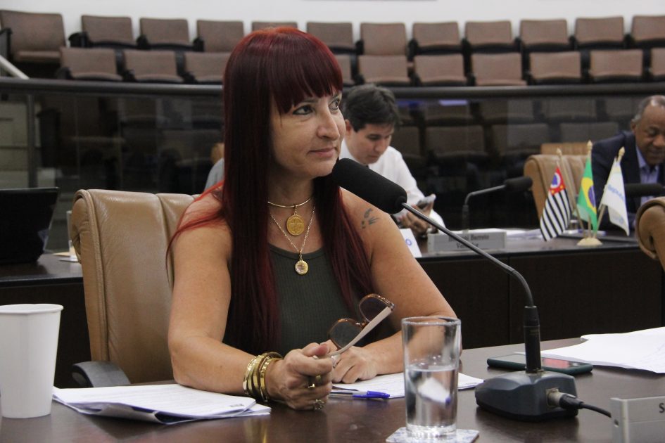 Sônia questiona prefeito Izaias sobre compra e disponibilização de vacinas V10 e quádrupla felina