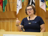Maria Amélia solicita melhorias na estrutura da Farmácia de Alto Custo