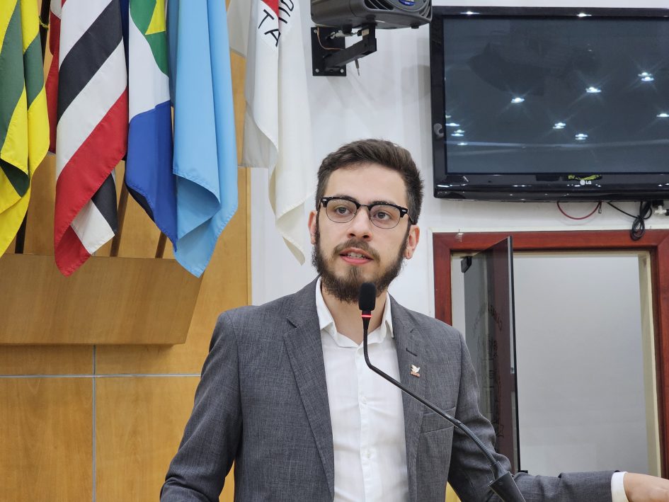 Gabriel Belém questiona prefeito sobre fila de espera nas especialidades médicas