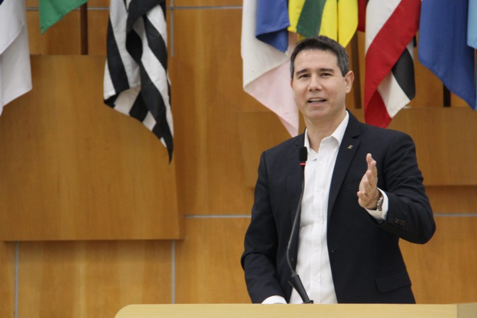 Hernani cobra poda urgente de árvores que avançam sobre fiação de Jacareí