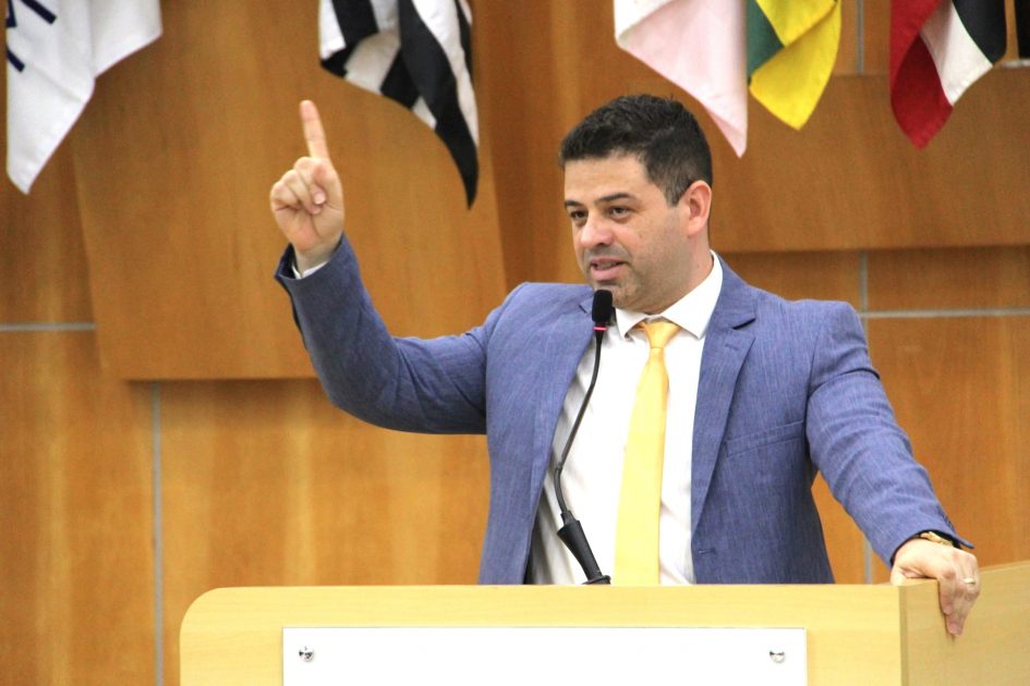 Jean Araújo busca ajuda do governo estadual para troca de ponte no bairro Jamic