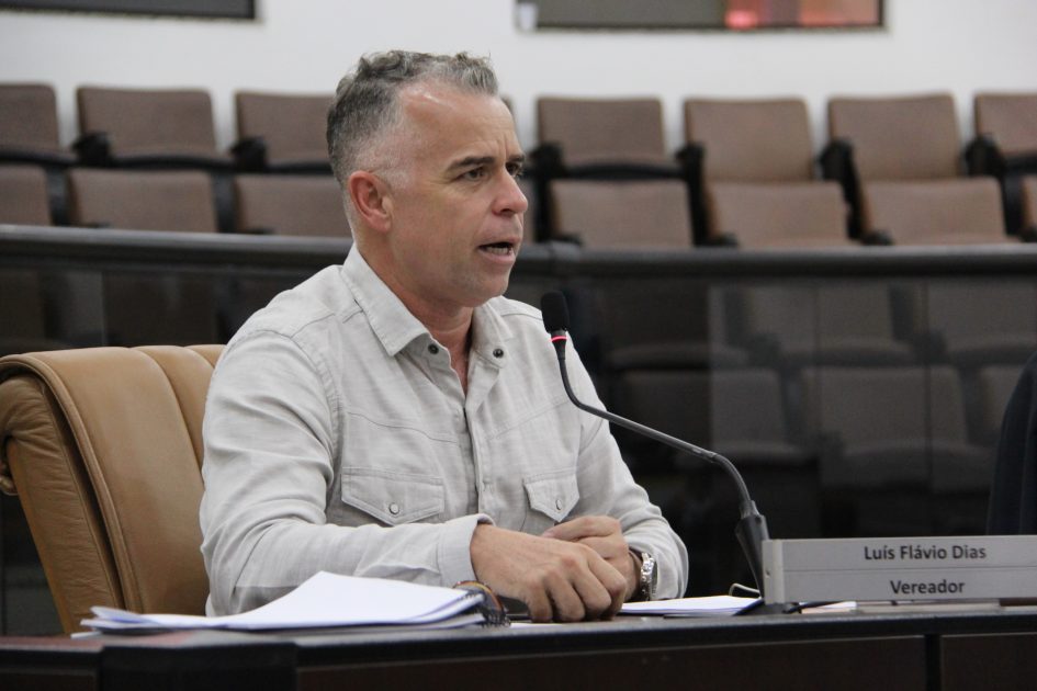 Luís Flávio questiona Prefeitura sobre esgoto em lago no Parque Califórnia