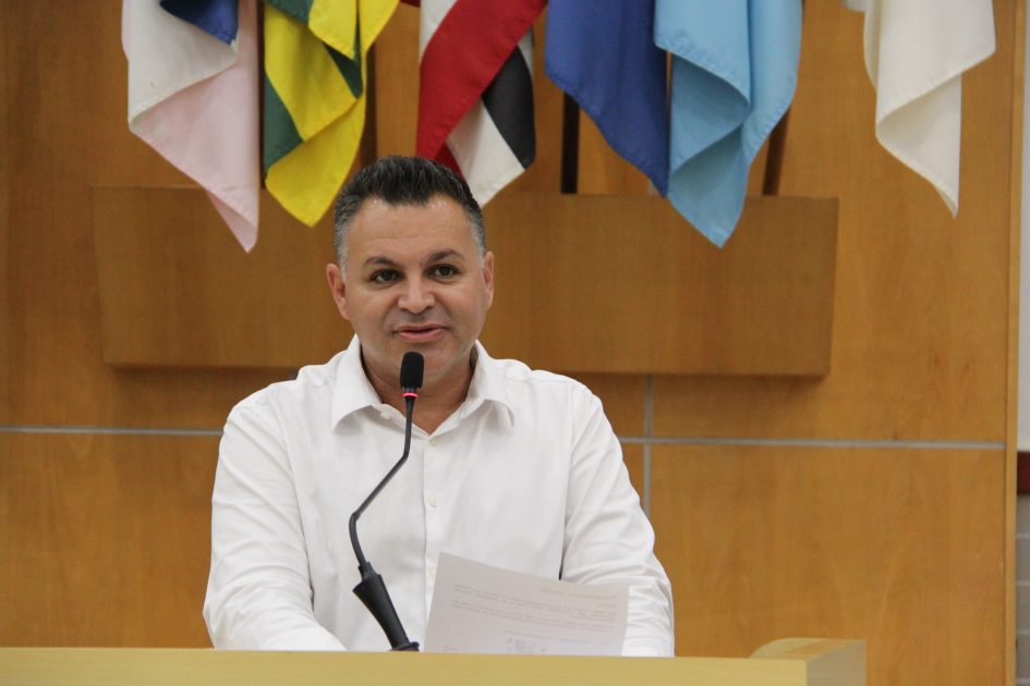 Netho Alves solicita poda de árvore localizada em frente ao Corpo de Bombeiros