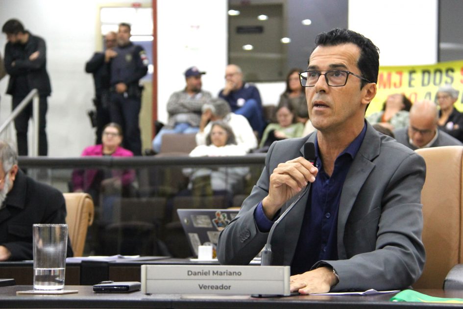 Daniel Mariano pede mudanças no atendimento em unidades de saúde municipais