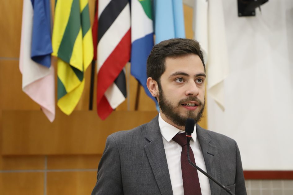 Gabriel Belém cobra Prefeitura sobre estrutura e contratos de escolas de Jacareí