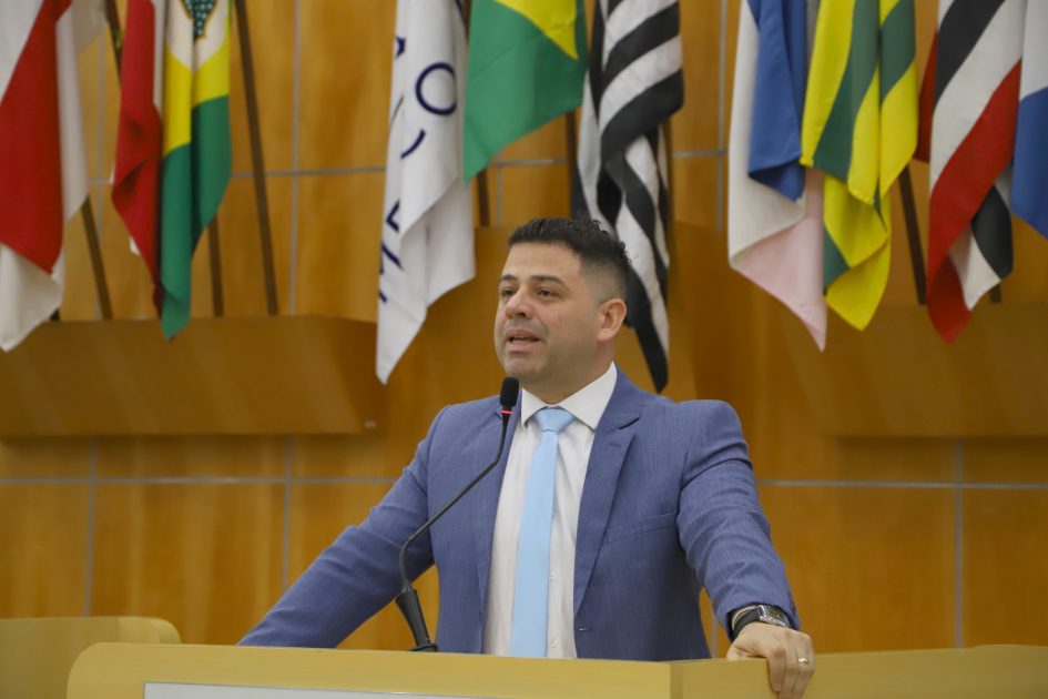 Jean Araújo cobra melhorias no agendamento de ambulâncias da Prefeitura