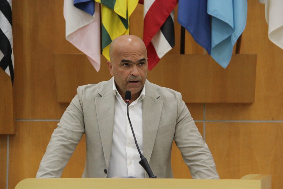 Juex Almeida cobra fiscalização nas vans escolares que circulam em Jacareí