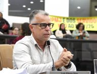 Luís Flávio questiona prefeito sobre reforma de salas incendiadas na EMEF Tito Máximo