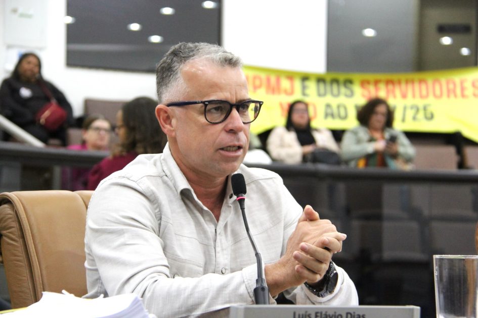 Luís Flávio questiona prefeito sobre reforma de salas incendiadas na EMEF Tito Máximo
