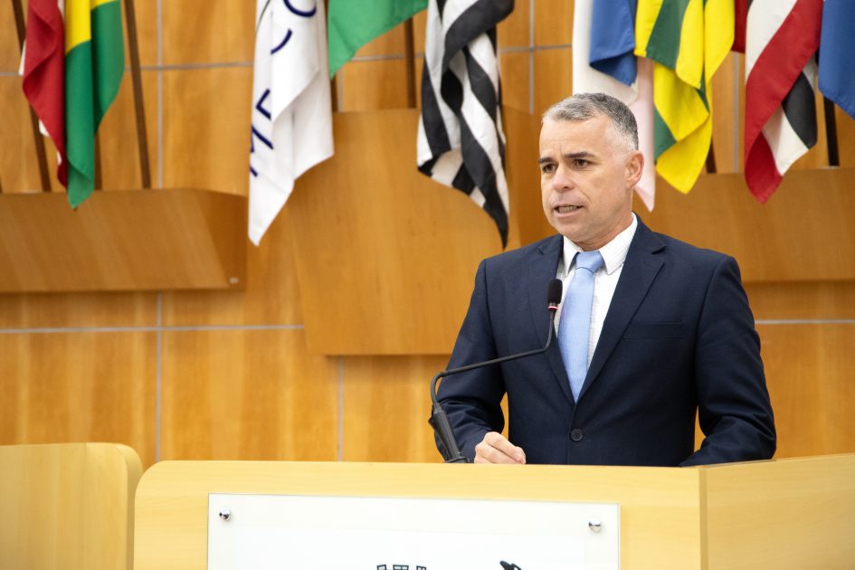 Luís Flávio questiona Prefeitura sobre recursos e terreno para construção de nova creche