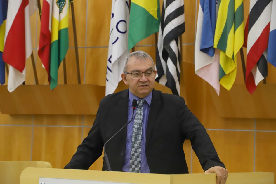 Marcelo Dantas pede limpeza de córrego ao SAAE no Jardim São Luiz
