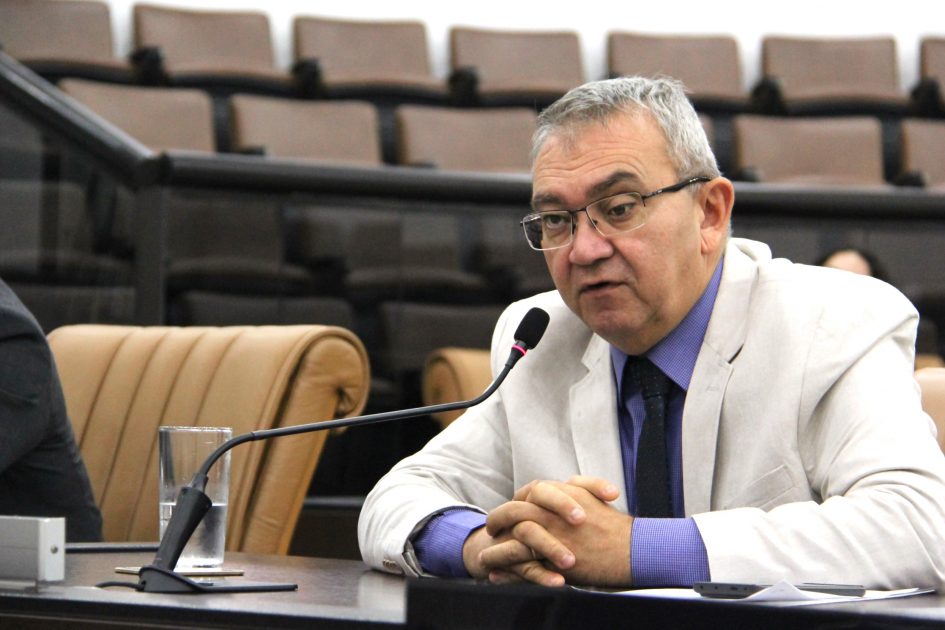Marcelo Dantas requer poda urgente de árvore no Jardim das Indústrias