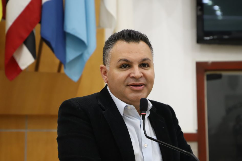 Netho Alves pede conserto de vazamento de esgoto em rua da Vila Zezé