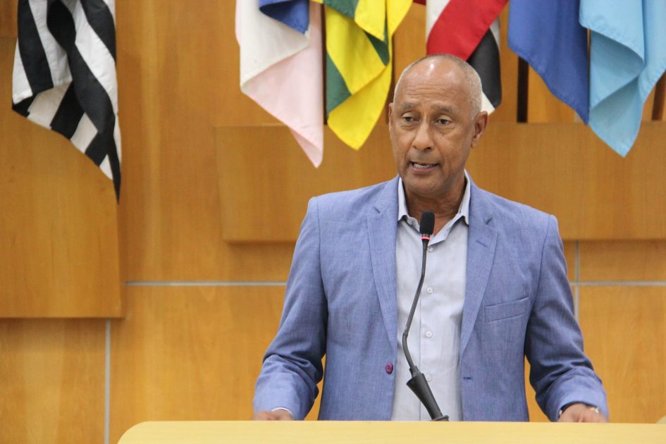 Paulinho dos Condutores alerta prefeitura sobre árvores em condição de risco dentro de escola