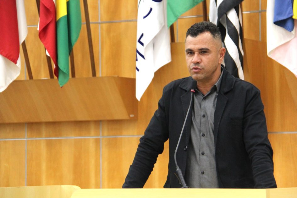 Siufarne aciona EDP para troca de poste de madeira rachado e com escora improvisada