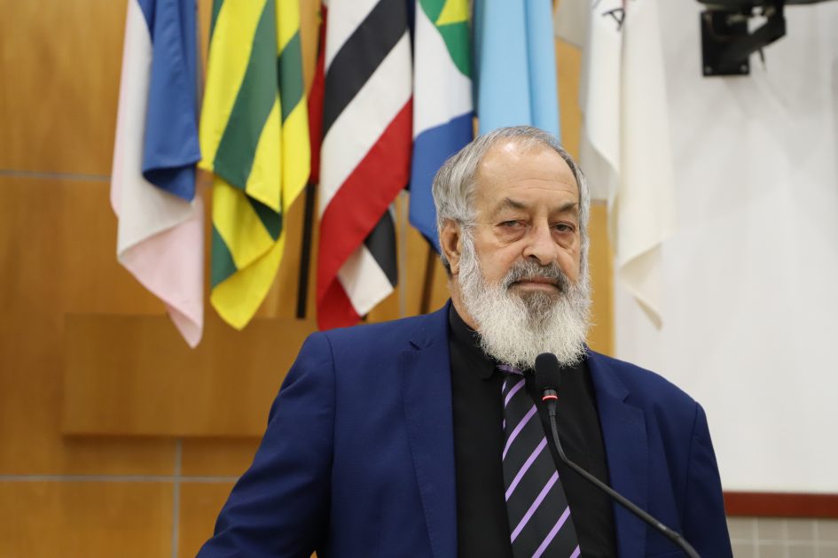 Valmir reivindica solução à Caixa para vazamento de esgoto em condomínios do Jd. Maria Amélia