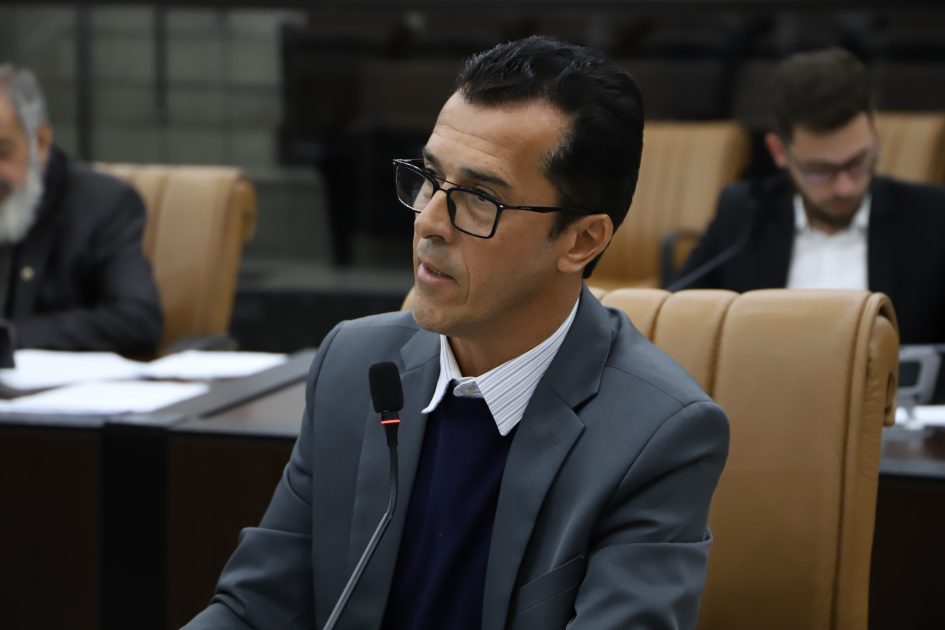 Daniel Mariano cobra construção de calçada na Avenida dos Escultores