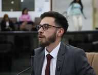 Gabriel Belém questiona prefeito sobre contrato com Instituto Letras Iguais