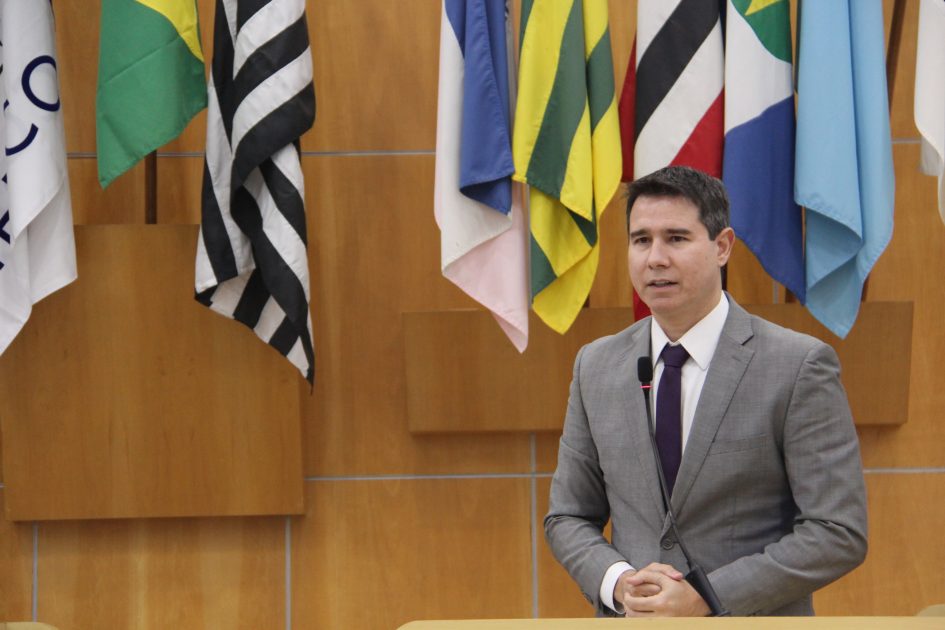 Hernani demanda serviços de manutenção à EDP em vias públicas de Jacareí