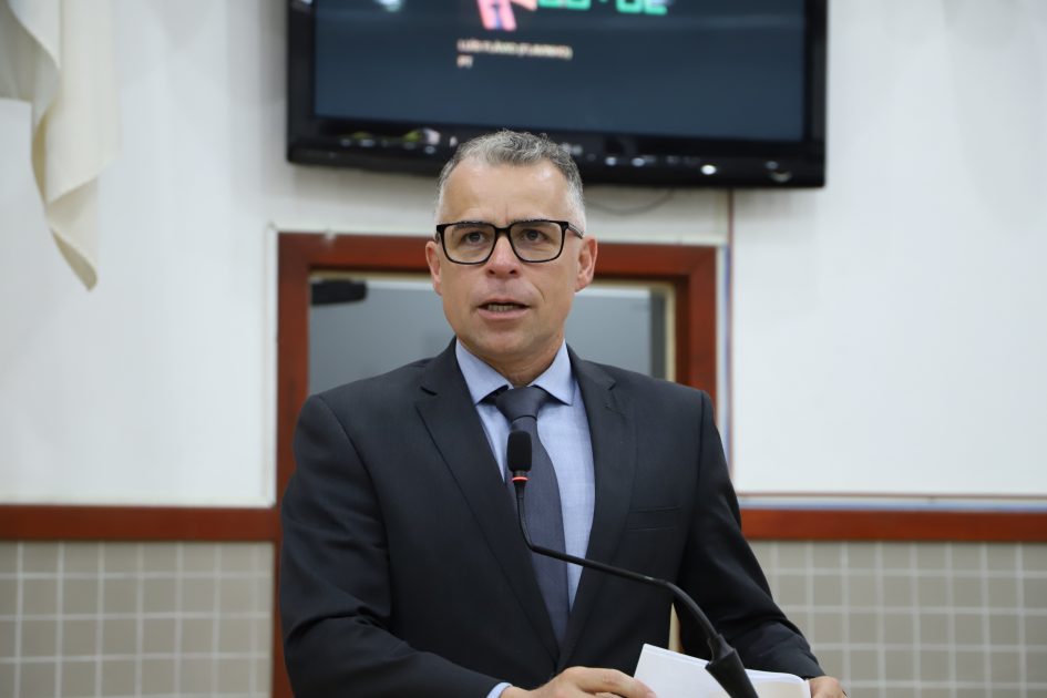 Luís Flávio cobra ampliação de passe escolar gratuito a famílias monoparentais