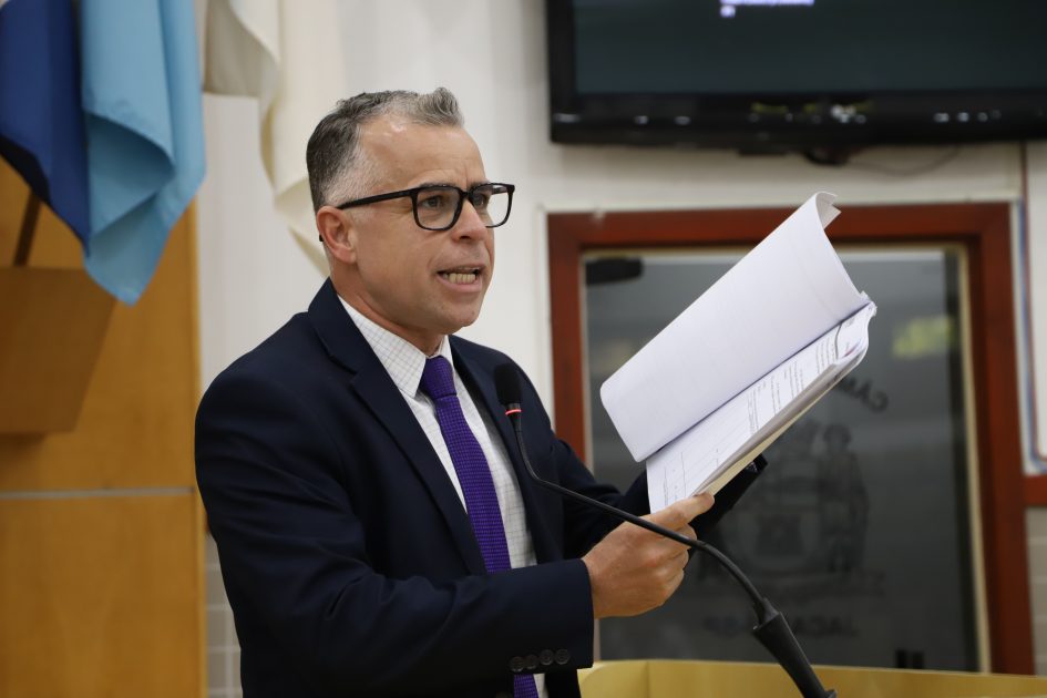 Luís Flávio questiona prefeito sobre atraso de exames para diagnóstico de câncer