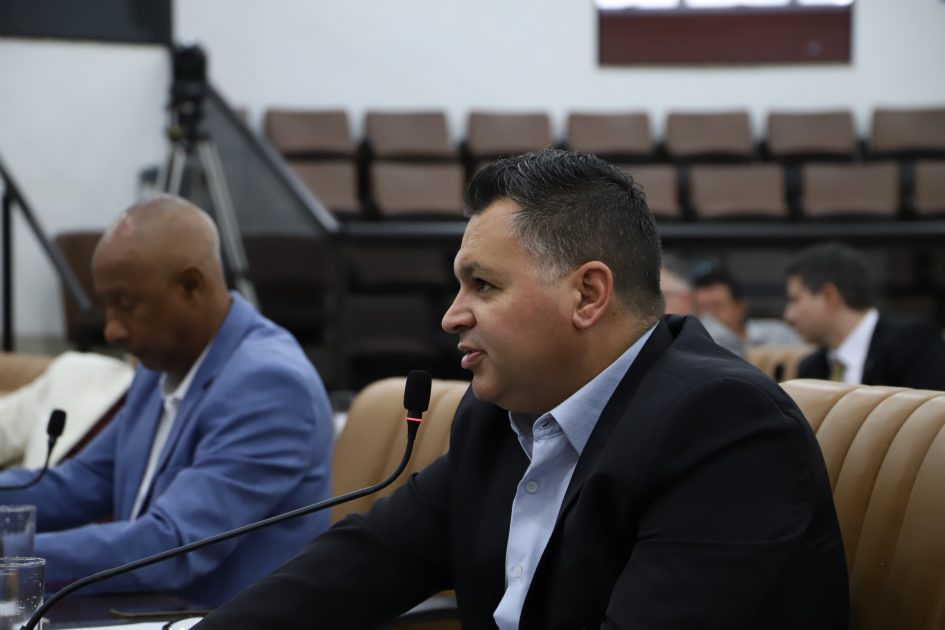 Netho Alves cobra reforma de praça no Jardim das Indústrias
