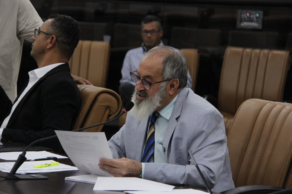 Valmir indica poda de árvores à EDP em três locais de Jacareí