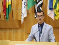 Daniel Mariano pede revitalização nas identificações de escolas municipais de Jacareí