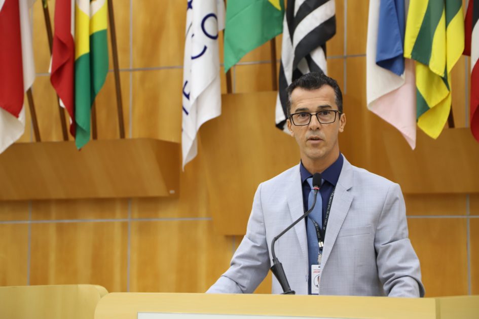 Daniel Mariano pede revitalização nas identificações de escolas municipais de Jacareí