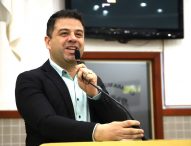Jean Araújo pede troca e reposicionamento de postes em dois bairros