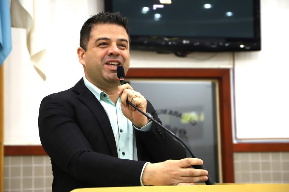 Jean Araújo pede troca e reposicionamento de postes em dois bairros