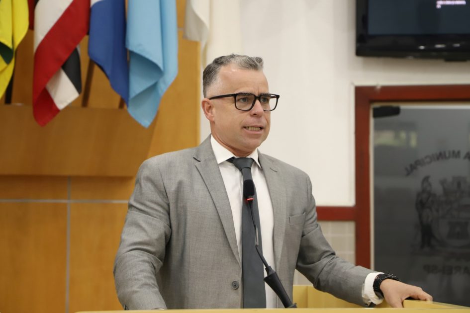 Luís Flávio aponta necessidade de manutenção em avenida no bairro Jardim do Vale