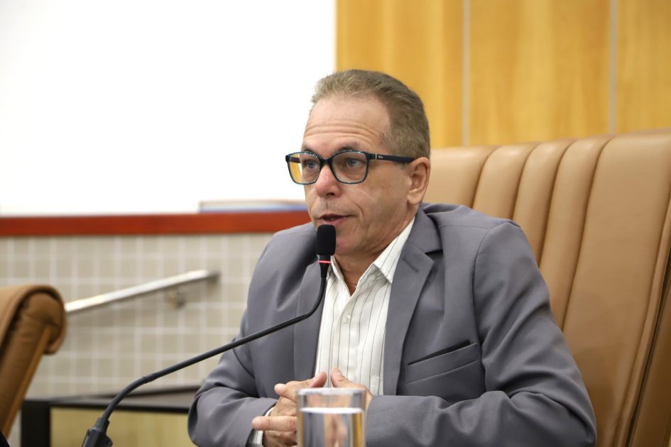 Paulinho do Esporte pede manutenção do asfalto em ruas de dois bairros diferentes