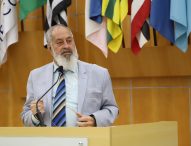 Valmir alerta EDP sobre riscos de queda de postes no Bairro Jamic