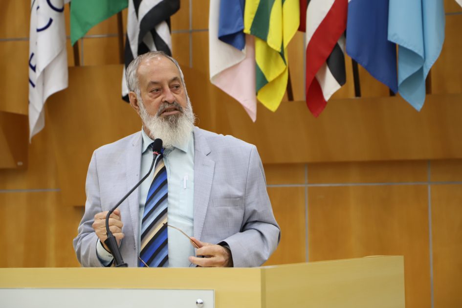 Valmir alerta EDP sobre riscos de queda de postes no Bairro Jamic