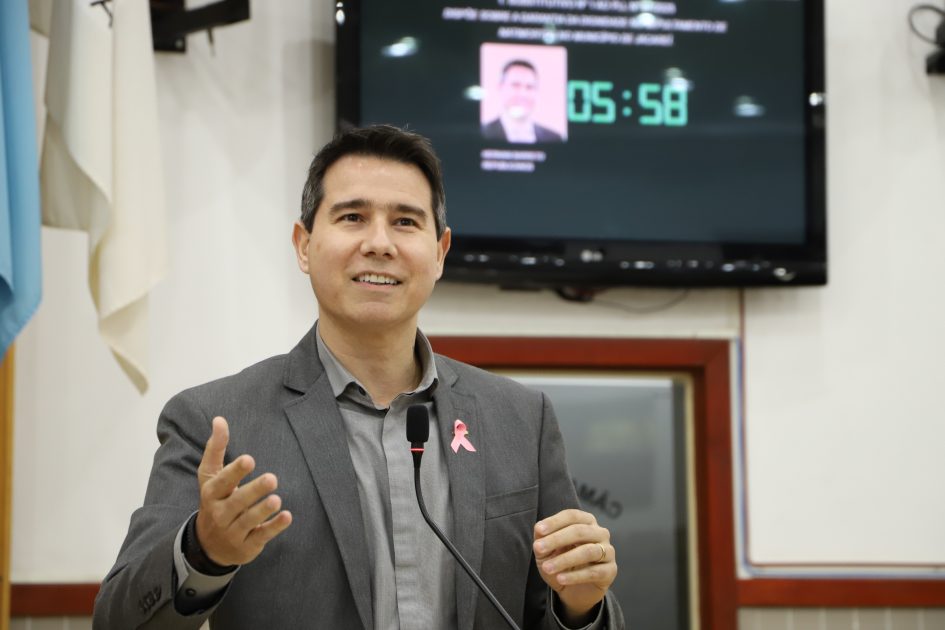 Hernani Barreto propõe uso de painel digital em Farmácia de Alto Custo